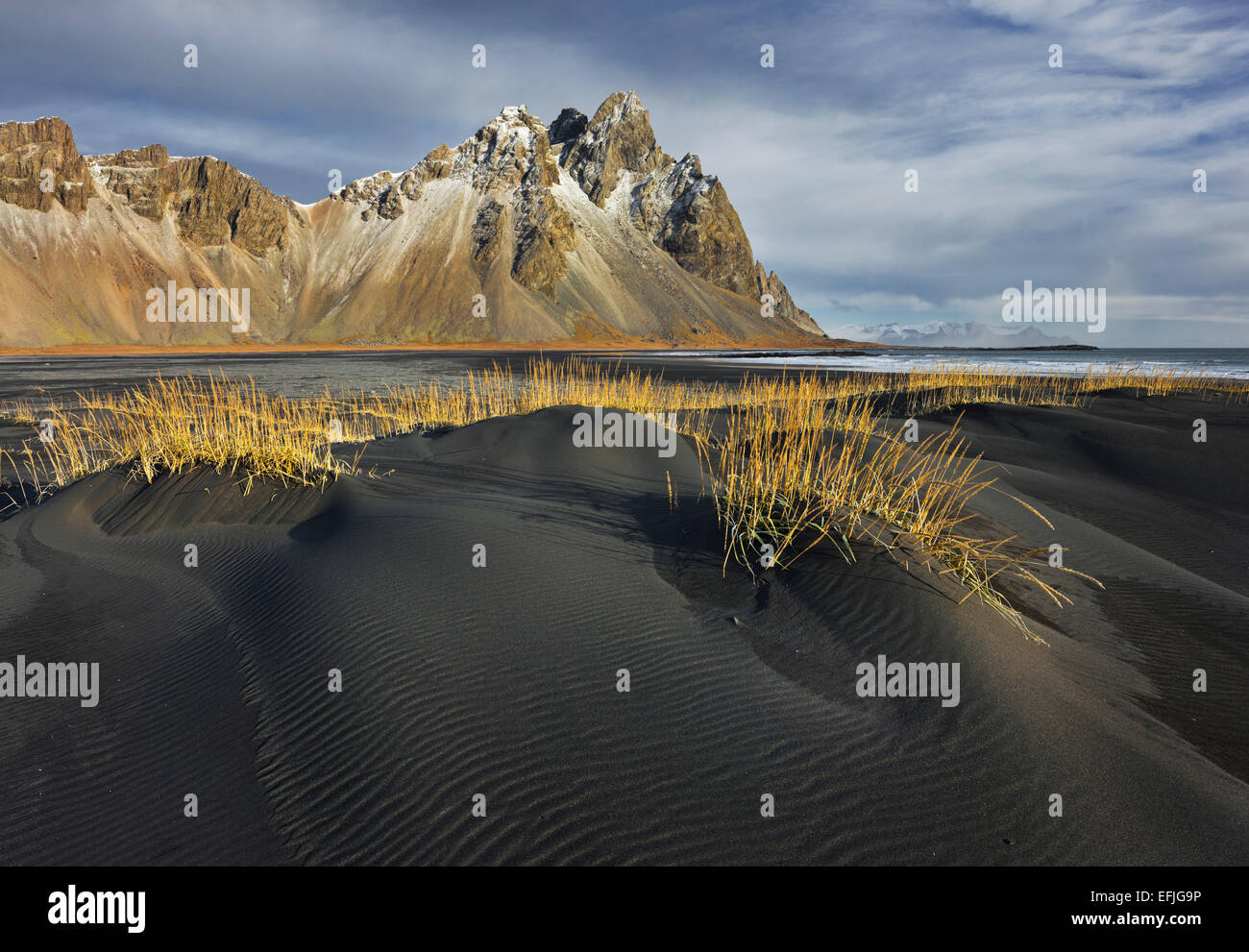 Sabbia nera, Kambhorn, Stokksnes, Hornsvik, Est Islanda Islanda Foto Stock