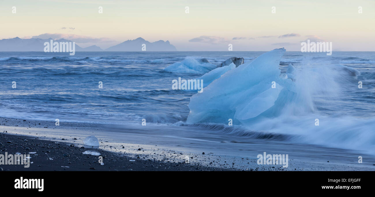 Iceberg nelle onde del lago glaciale, Jokulsarlon, Est Islanda Islanda Foto Stock