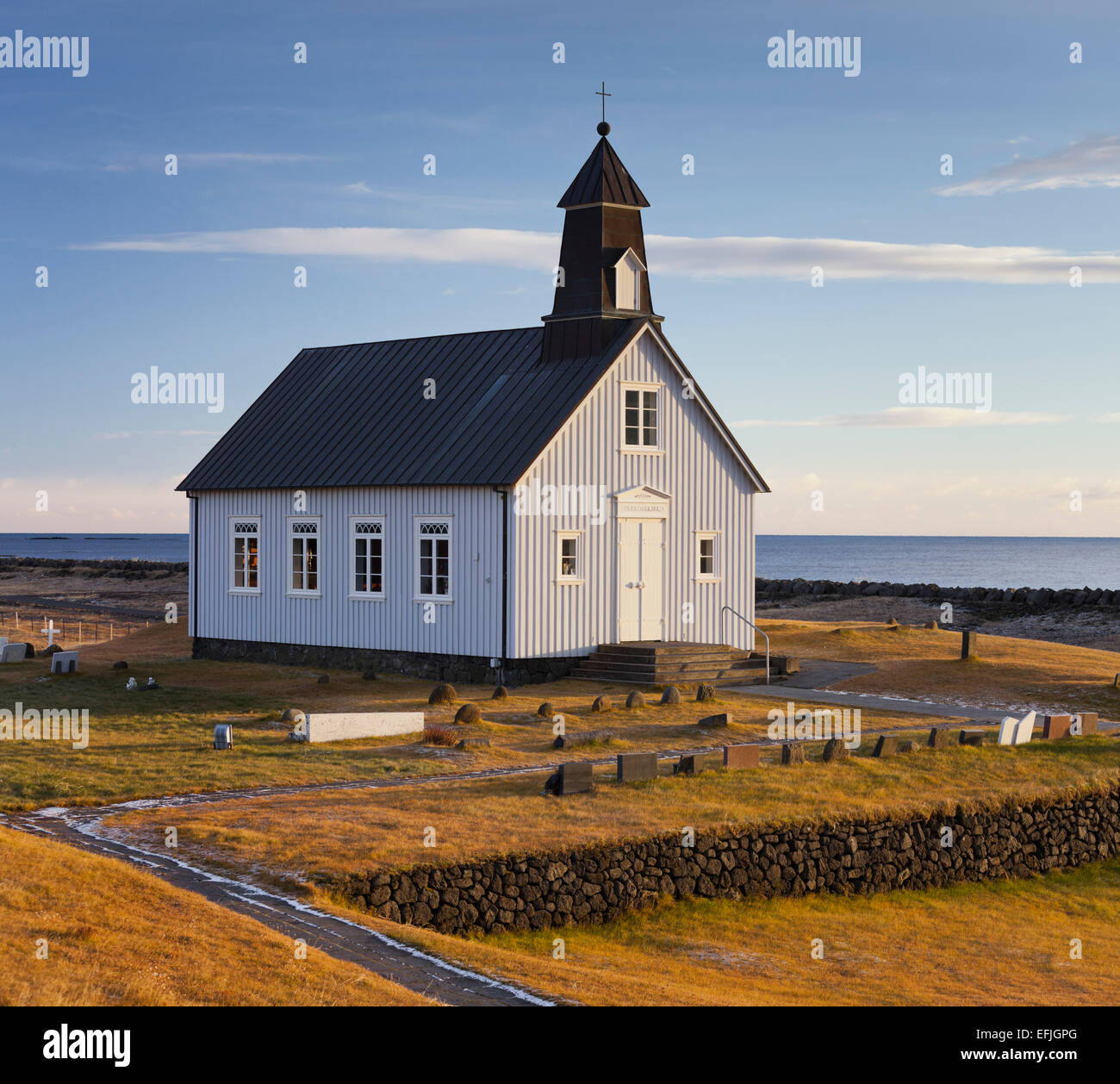 Piccola chiesa sulla costa, Strandarkirkja, Sud Islanda Islanda Foto Stock