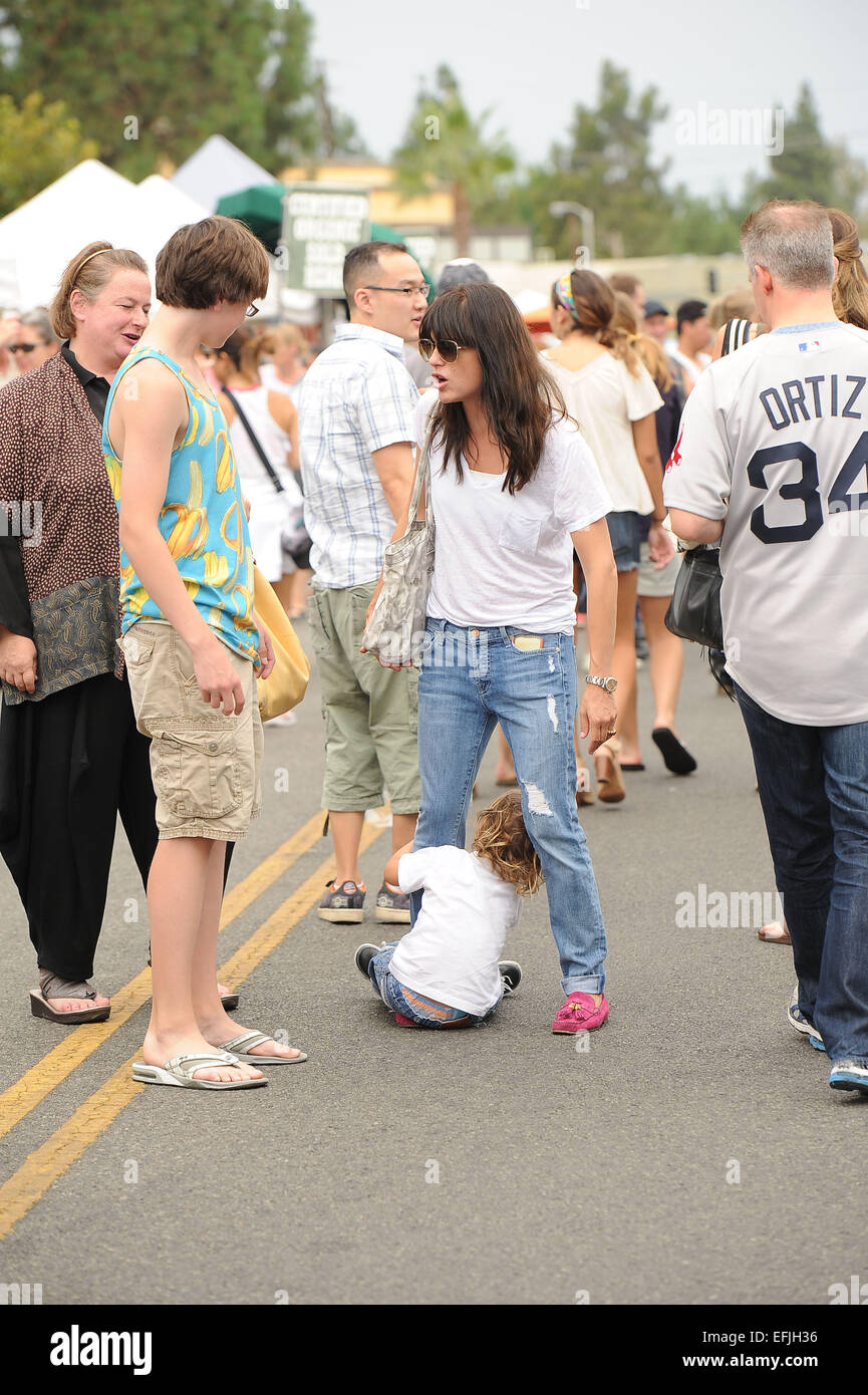 Selma Blair non un vestito cambiare presso il mercato degli agricoltori con suo figlio Arthur dotate: Selma Blair,Arthur Saint Bleick dove: Los Angeles, California, Stati Uniti quando: 03 Ago 2014 Foto Stock