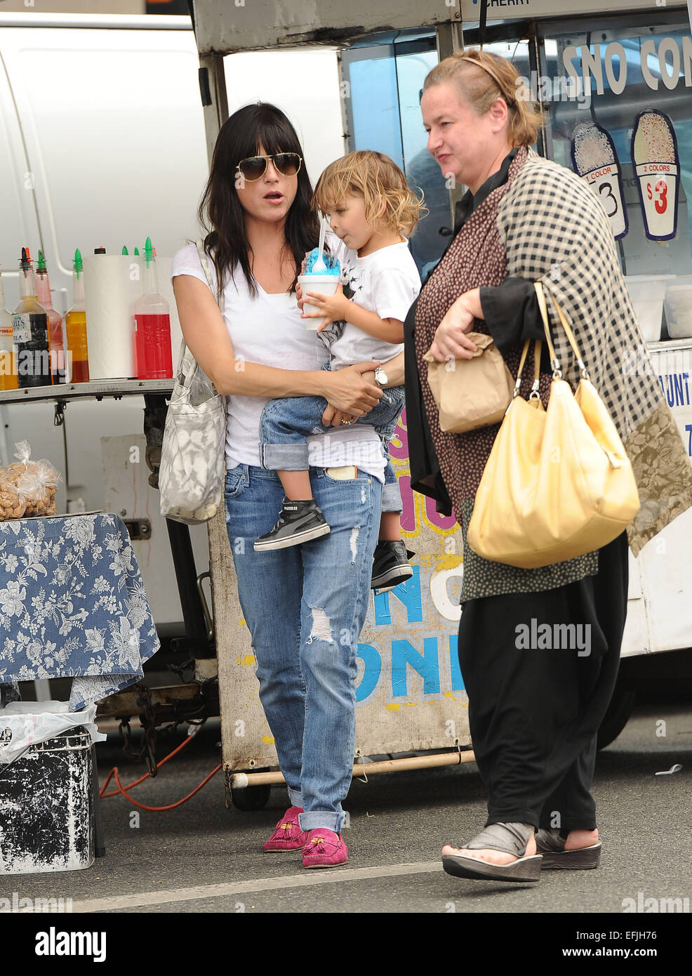 Selma Blair non un vestito cambiare presso il mercato degli agricoltori con suo figlio Arthur dotate: Selma Blair,Arthur Saint Bleick dove: Los Angeles, California, Stati Uniti quando: 03 Ago 2014 Foto Stock