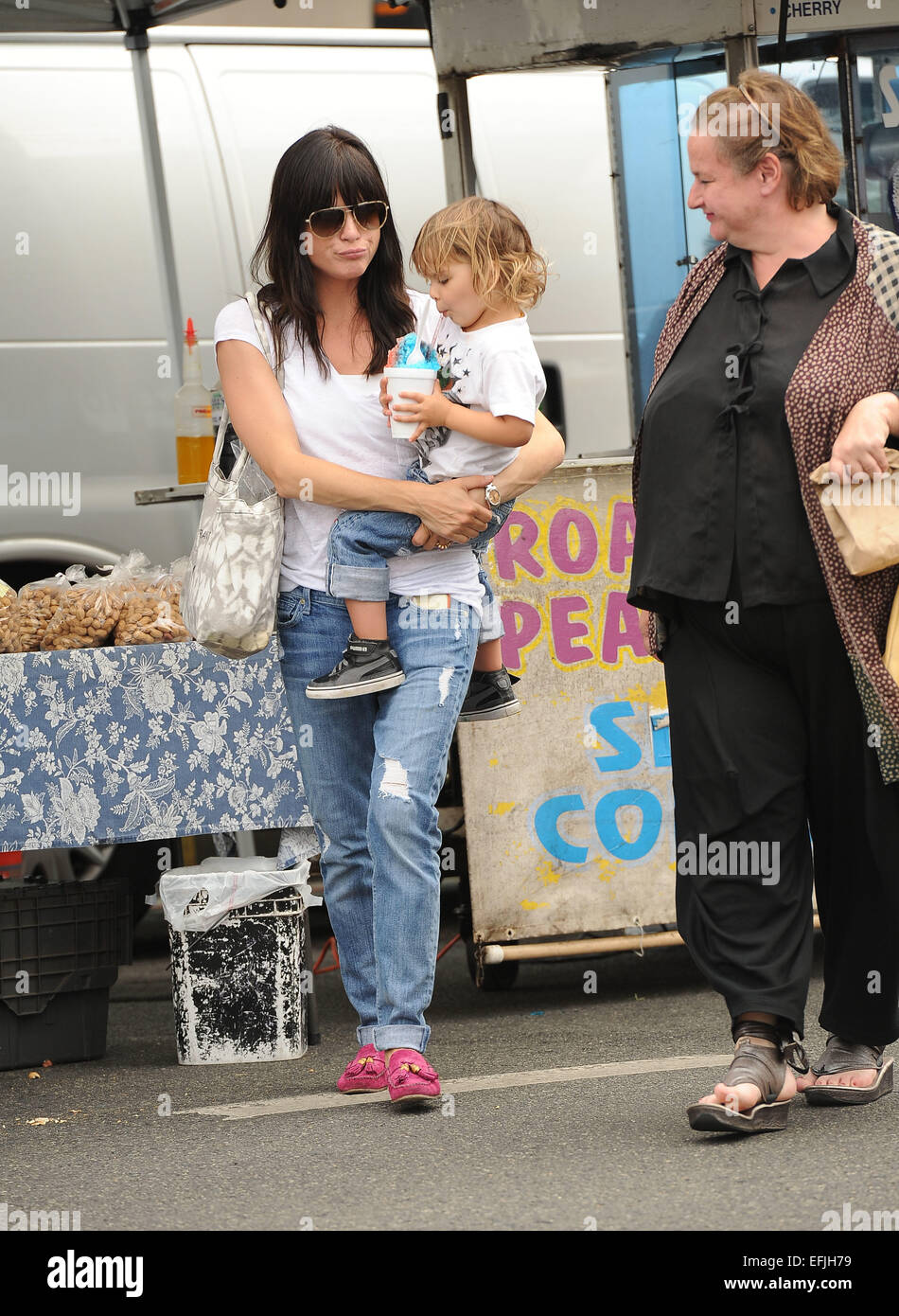 Selma Blair non un vestito cambiare presso il mercato degli agricoltori con suo figlio Arthur dotate: Selma Blair,Arthur Saint Bleick dove: Los Angeles, California, Stati Uniti quando: 03 Ago 2014 Foto Stock