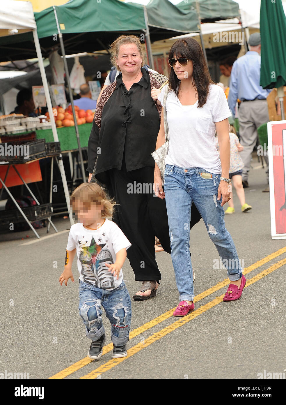 Selma Blair non un vestito cambiare presso il mercato degli agricoltori con suo figlio Arthur dotate: Selma Blair,Arthur Saint Bleick dove: Los Angeles, California, Stati Uniti quando: 03 Ago 2014 Foto Stock