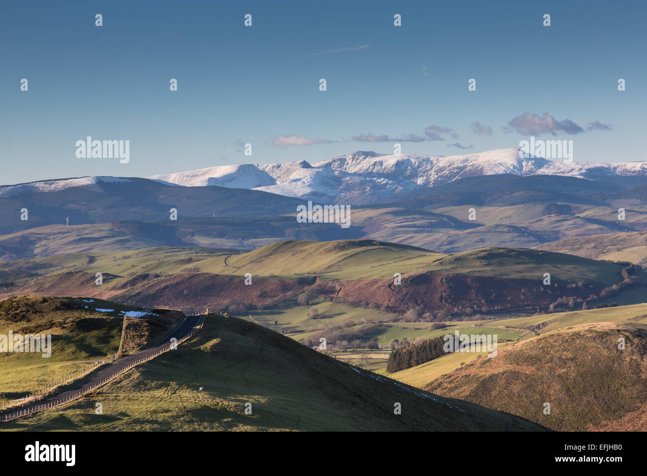 Vista dalla stretta Dylife a Machynlleth strada di montagna, guardando verso nord con Snow capped Welsh colline e montagne Foto Stock