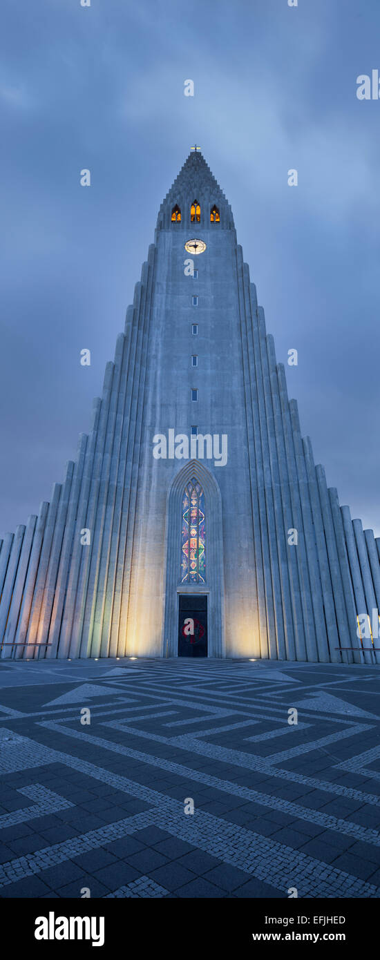 Chiesa Hallgrimskirkja in serata licht, la più grande chiesa parrocchiale dell'Islanda, Reykjavik, Islanda Foto Stock
