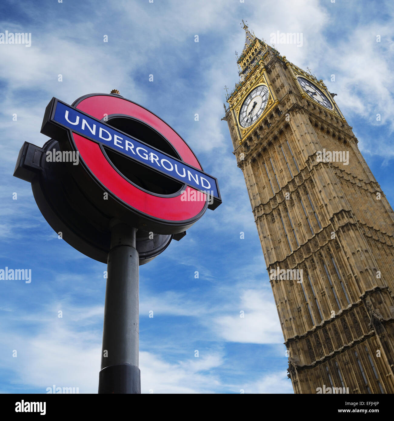 Londra, Inghilterra. Segno della metropolitana e il Big Ben, entrambe le famose icone di Londra. Regno Unito. Foto Stock