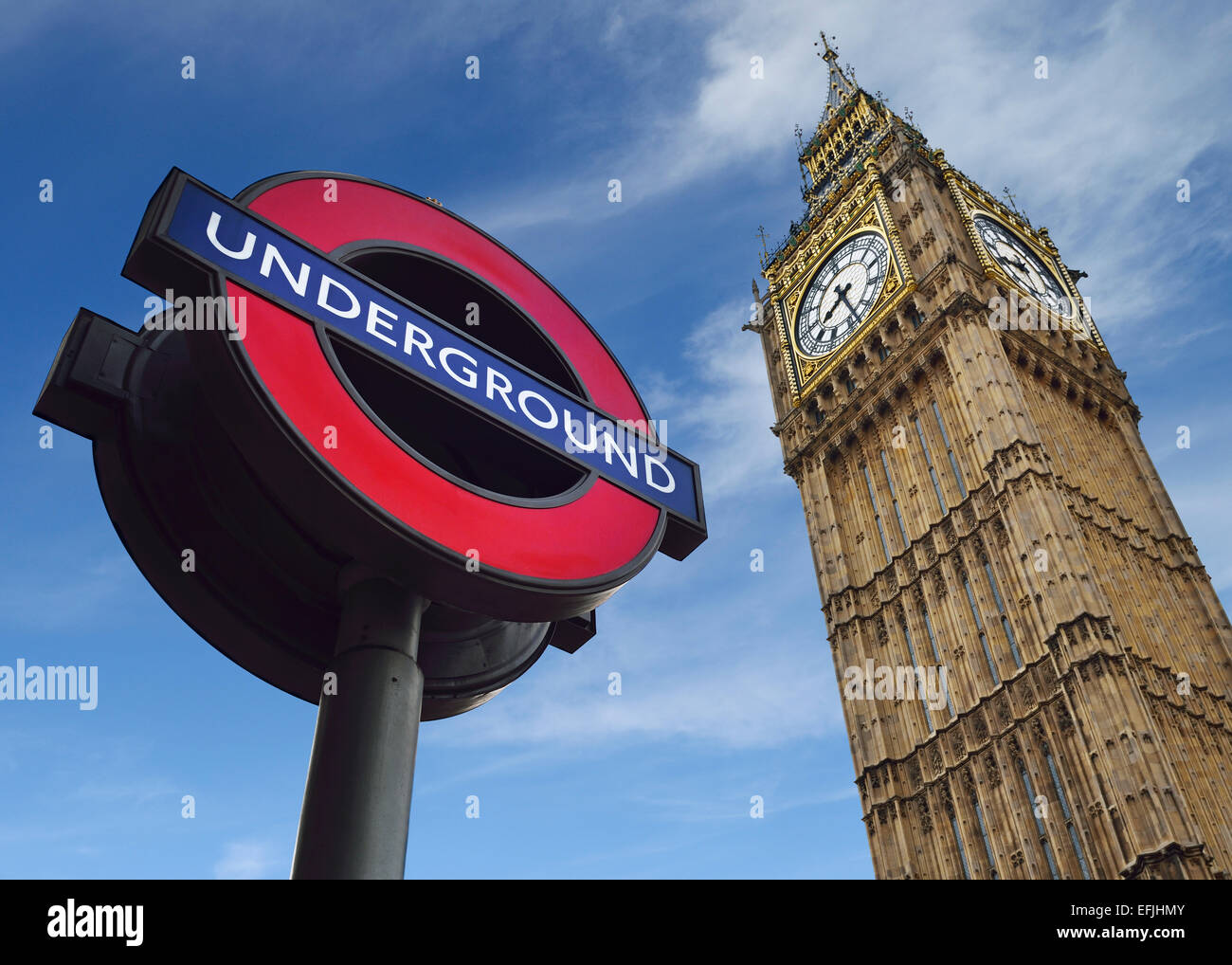 Londra, Inghilterra. Segno della metropolitana e il Big Ben, entrambe le famose icone di Londra. Regno Unito. Foto Stock