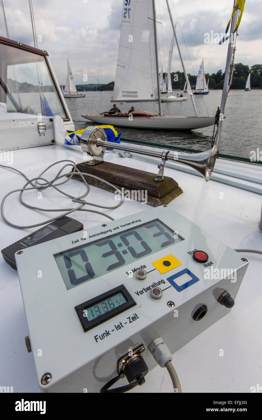 Barche a vela su 'Lago Baldeneysee' lago, fiume Ruhr, regata, barca a vela gara, Essen, Germania, il tempo di avviamento, orologio digitale, Foto Stock