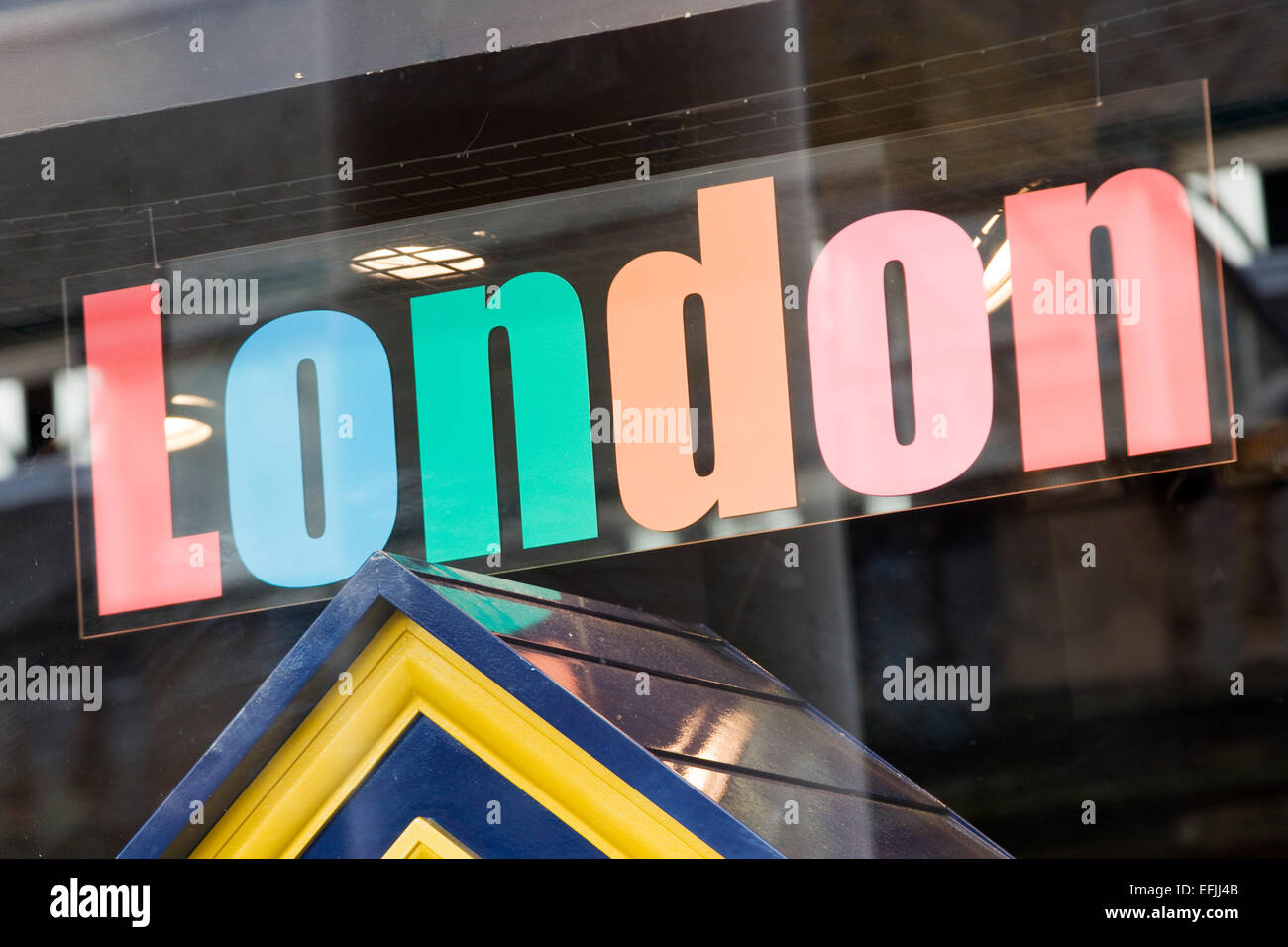 Finestra del negozio di Londra con scritto in luci colorate Foto Stock
