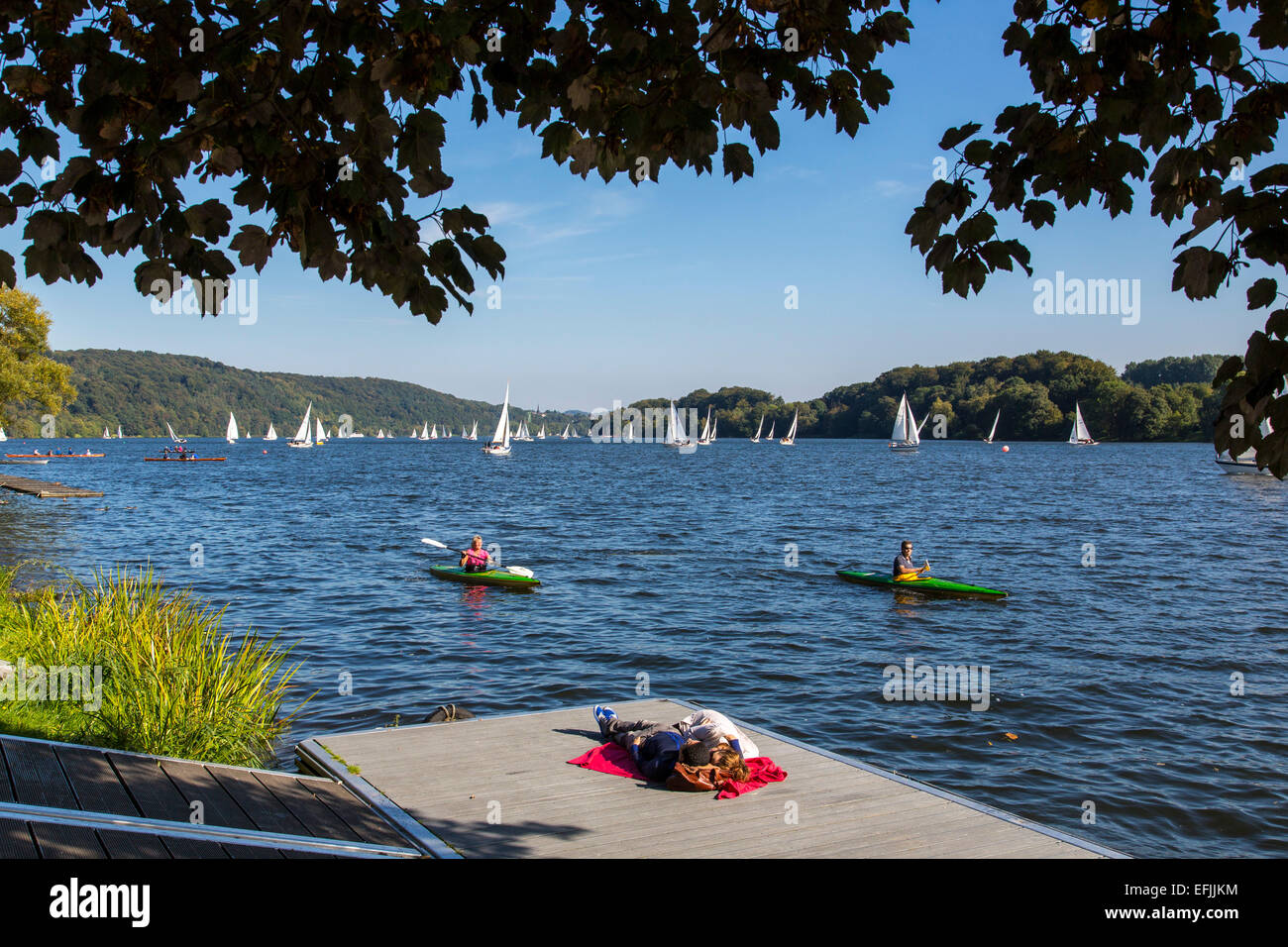 Per coloro che godono di estate, su un molo, 'Lago Baldeneysee' lago, fiume Ruhr, Essen, Germania, Foto Stock