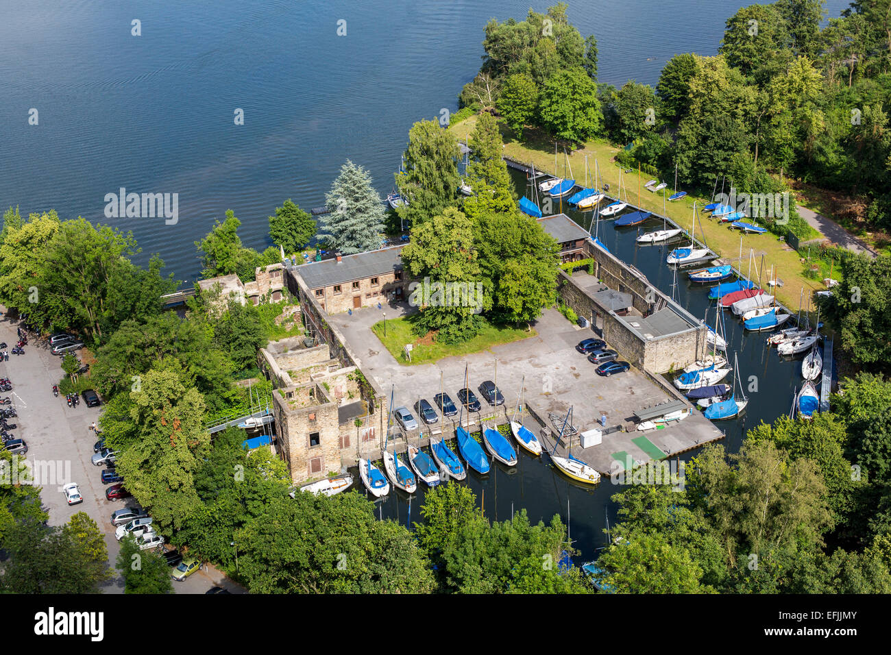 "Lago Baldeneysee' lago di Essen, fiume Ruhr, sailing club in i ruderi di un vecchio castello, 'Haus Scheppen', Essen, Germania, Foto Stock