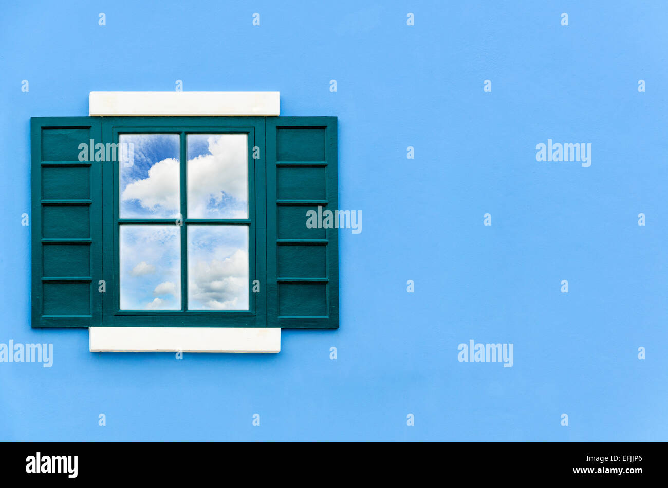 Sky e cloud riflessione nella finestra verde vetro blu sulla parete della casa, Italia uno stile rétro Foto Stock