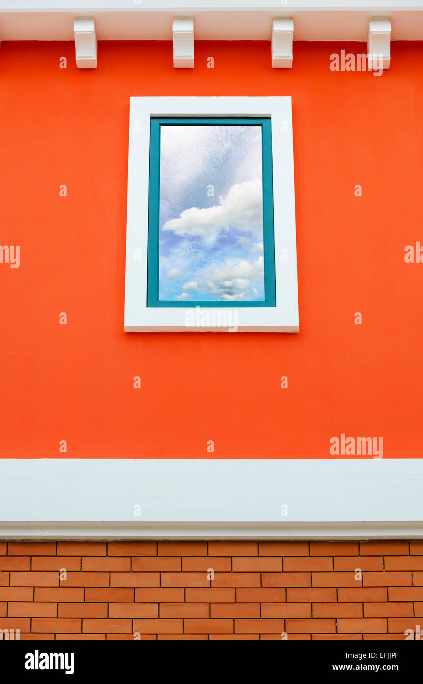 Il cielo e la nube della riflessione in vetro arancione sul muro della casa, Italia uno stile rétro Foto Stock
