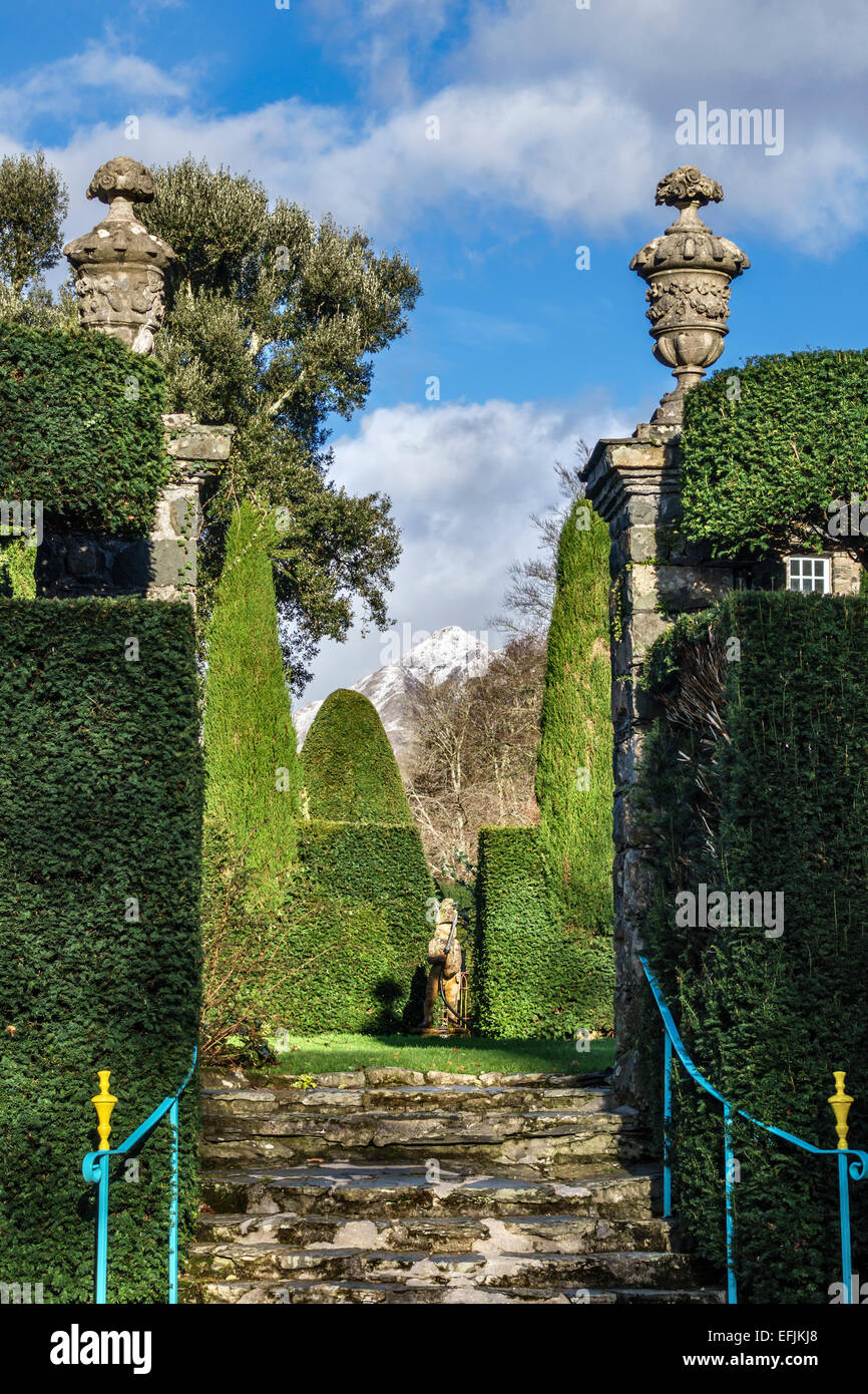 Plas Brondanw, Galles. Clough Williams-Ellis progettato la formale Italianamente giardini, allineandoli con la cima innevata di Cnicht Foto Stock