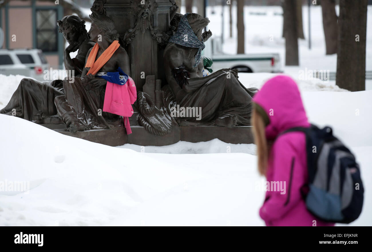 Boston, Massachusetts, USA. 5 febbraio, 2015. Cappelli e sciarpe sono aggiunti al fabbricante di birra fontana sul Boston Common a Boston, Massachusetts come basse temperature sono attesi per colpire la Nuova Inghilterra nei prossimi giorni durante i quali è già stata una dura stagione invernale per molti. Credito: Nicolaus Czarnecki/ZUMA filo/Alamy Live News Foto Stock