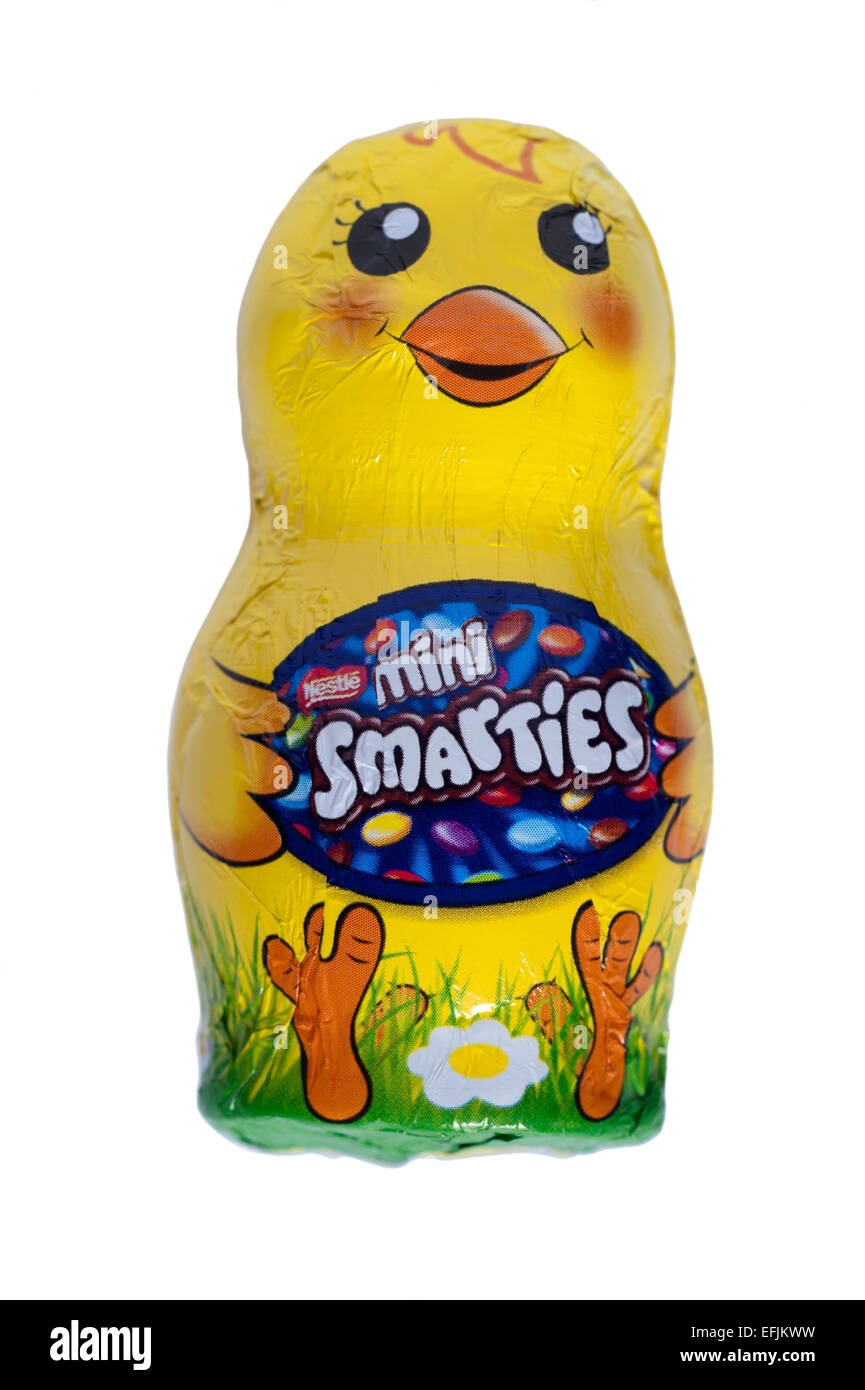 Pulcino di pasqua edizione speciale della mini smarties isolati su sfondo bianco Foto Stock