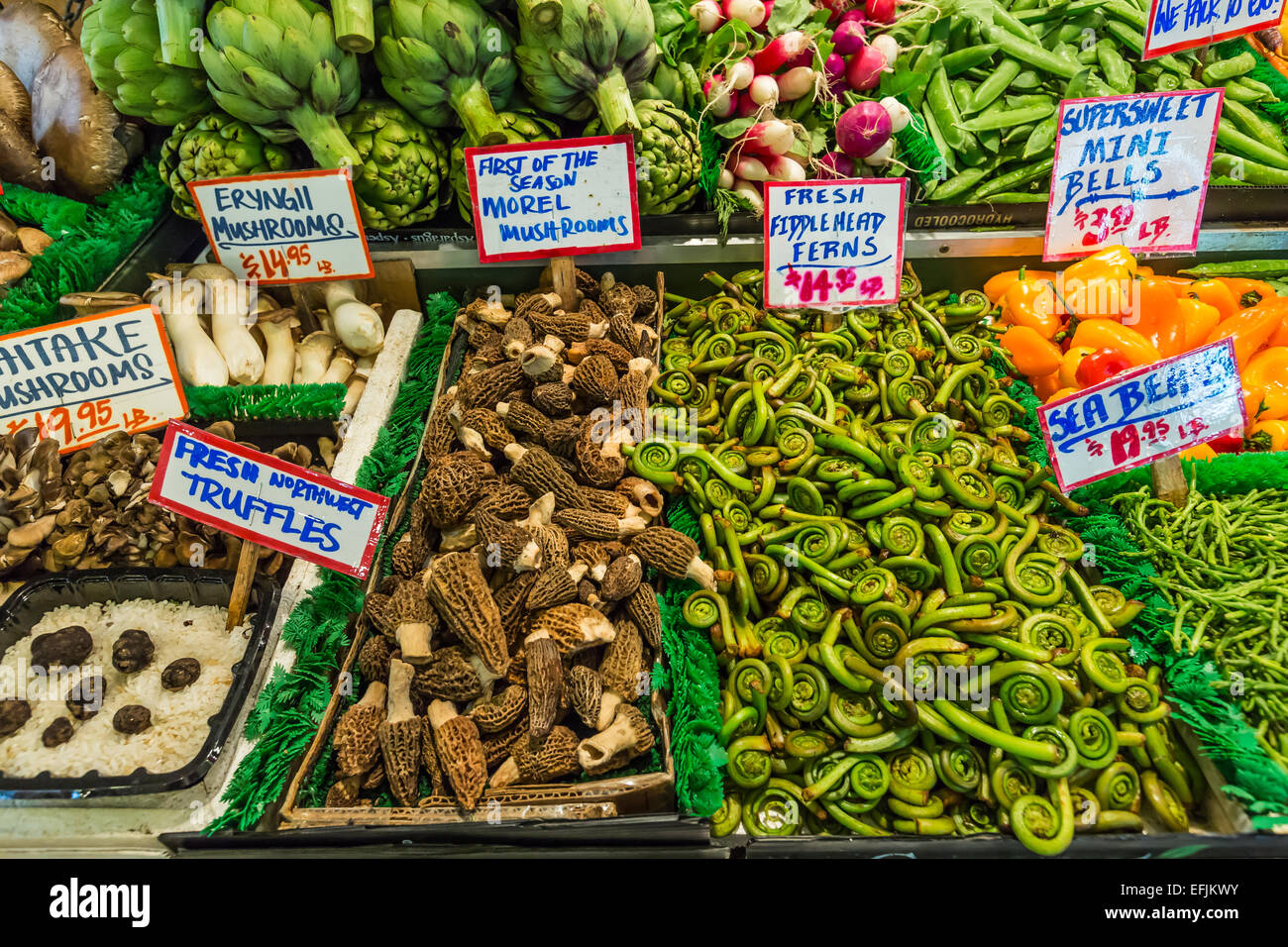 Produrre, compresi i tartufi, spugnole e fern fiddleheads, in vendita nel mercato di Pike Place, Seattle, Washington, Stati Uniti d'America Foto Stock