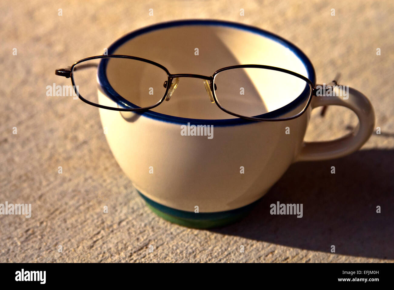 Svuotare tazza di caffè e occhiali Foto Stock