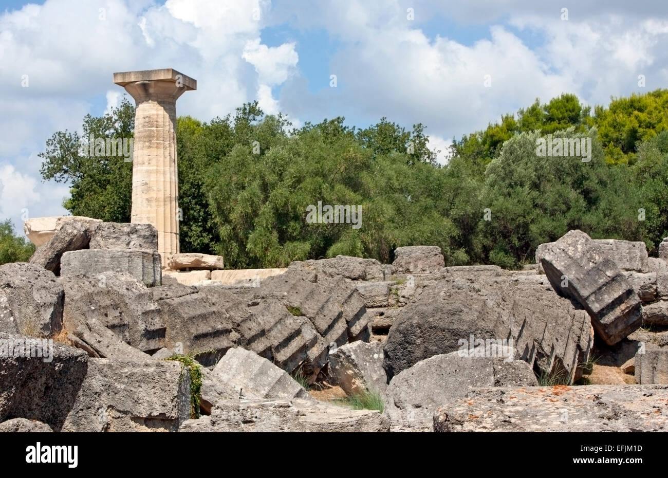 Rovine del tempio di Zeus, con la sua unica ricostruito colonne doriche a Antica Olympia, del Peloponneso, della Grecia Foto Stock