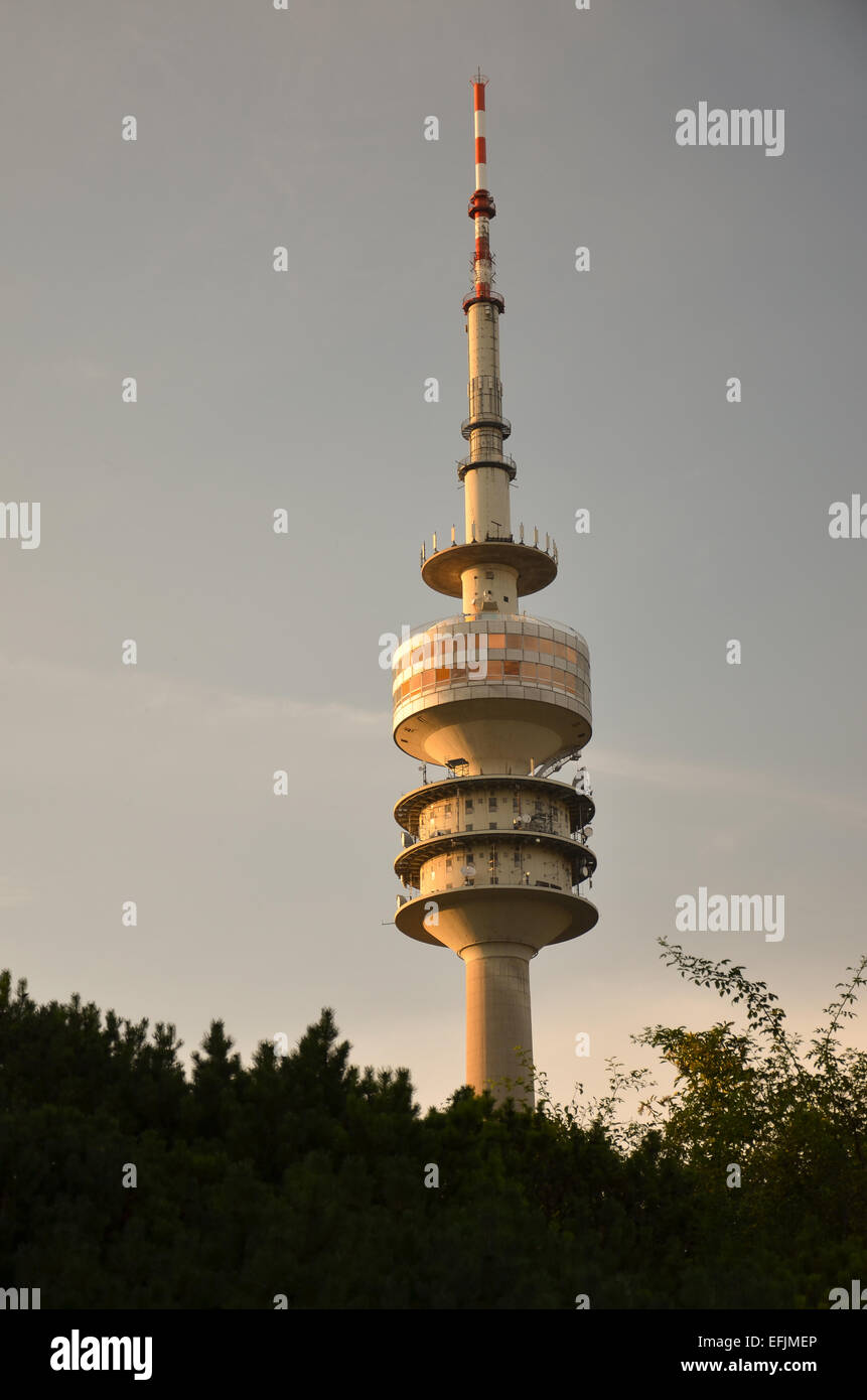 Vista la torre delle comunicazioni, Olympiapark Foto Stock