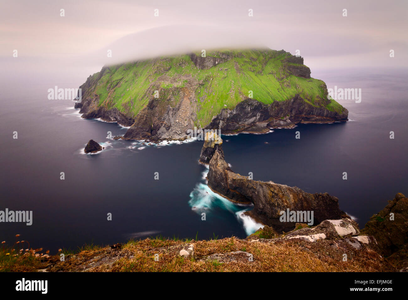 L'isola di Soay come si vede dal Cambir su Hirta, nel remoto arcipelago di St Kilda, Scozia. Foto Stock