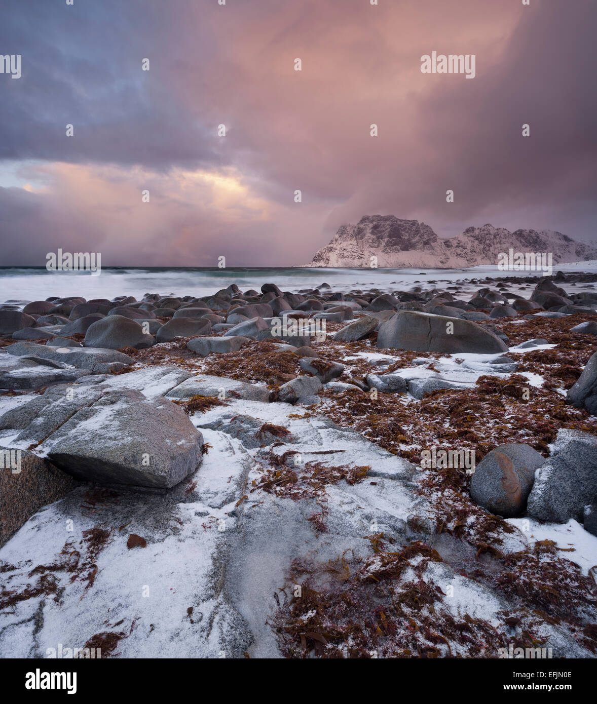 Il paesaggio costiero vicino a Utakleiv, Vestvagoya, Lofoten, Nordland, Norvegia Foto Stock