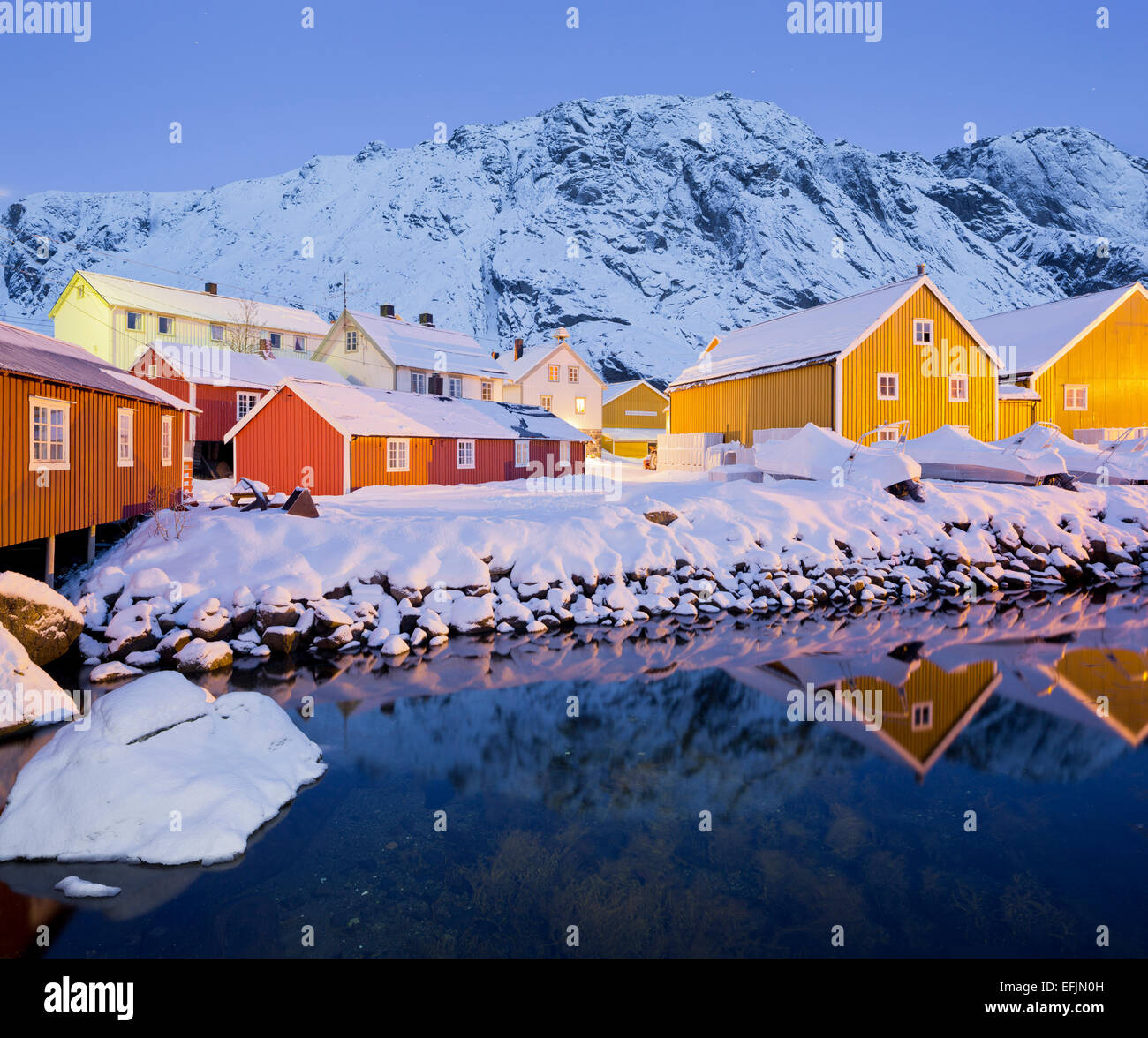 Case in Nusfjord in serata, Flakstadoya, Lofoten, Nordland, Norvegia Foto Stock