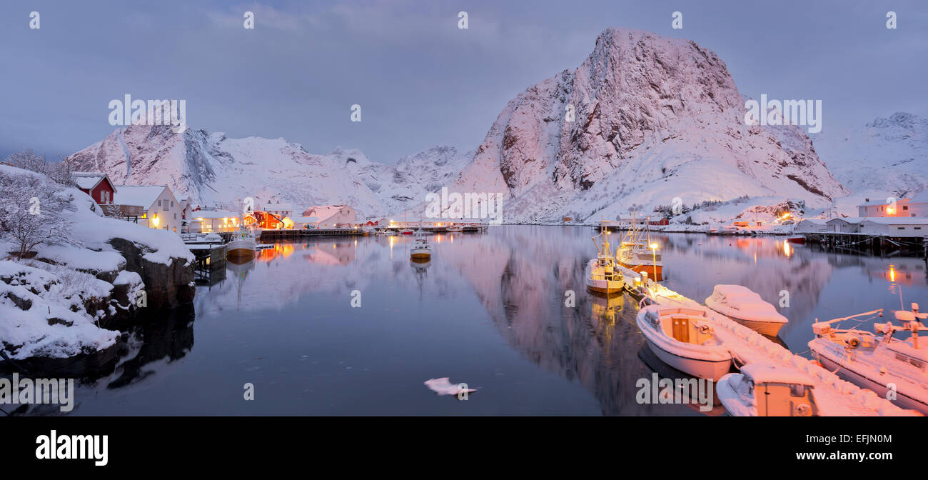 Hamnoy nella luce della sera, riflesso nell'acqua, la Reine, Moskenesoya, Lofoten, Nordland, Norvegia Foto Stock