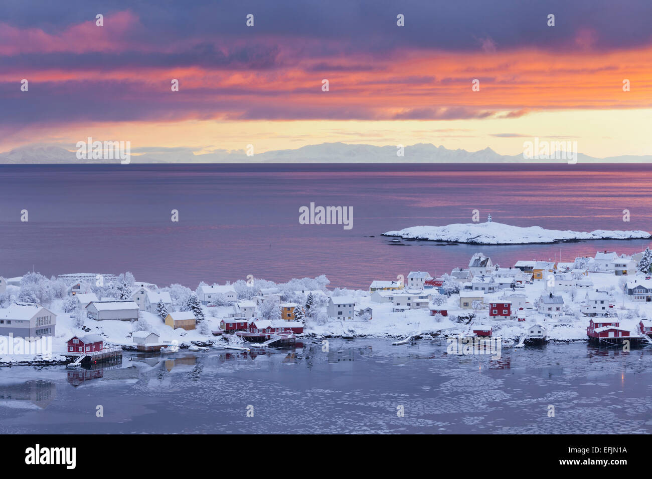 Vista di Reine nella luce del mattino, Moskenesoya, Lofoten, Nordland, Norvegia Foto Stock