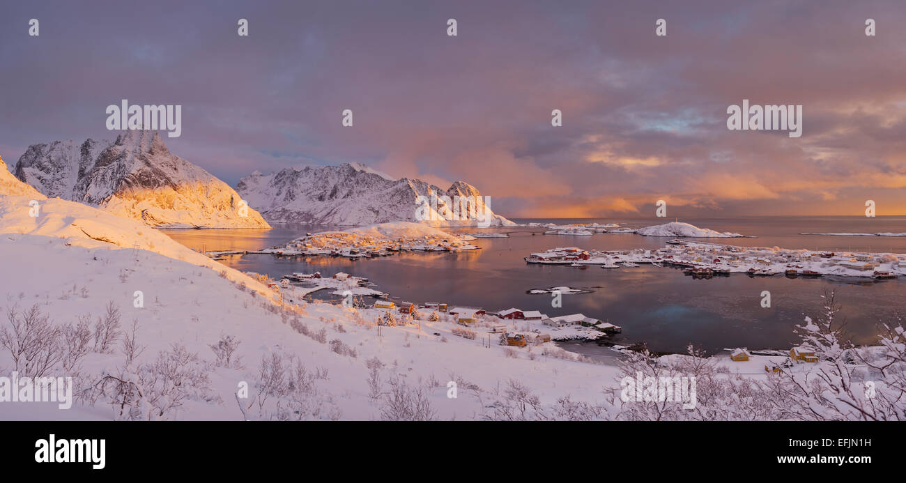 Reine nella luce del mattino, Lilandstinden, Moskenesoya, Lofoten, Nordland, Norvegia Foto Stock