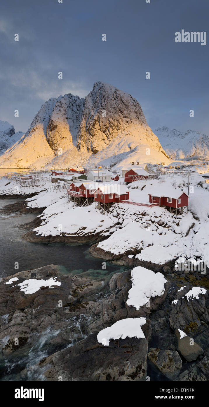 Hamnoy in un paesaggio invernale, la Reine, Lilandstindan, Moskenesoya, Lofoten, Nordland, Norvegia Foto Stock