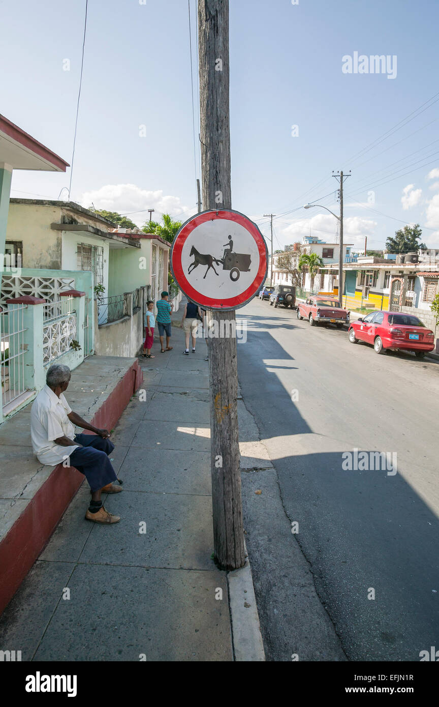 Un cartello stradale che mostra un cavallo e un carro su una strada residenziale nel quartiere di Cienfuegos, Cuba. Foto Stock