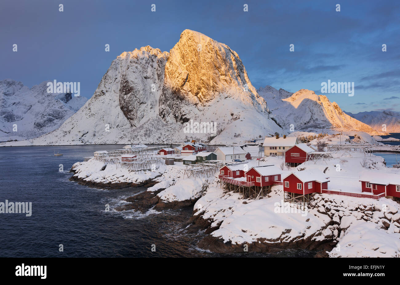 Villaggio di Hamnoy in un paesaggio invernale, la Reine, Lilandstindan, Moskenesoya, Lofoten, Nordland, Norvegia Foto Stock