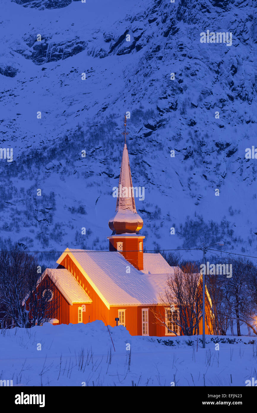 Chiesa di Flakstad nella luce della sera, Flakstadoya, Lofoten, Nordland, Norvegia Foto Stock