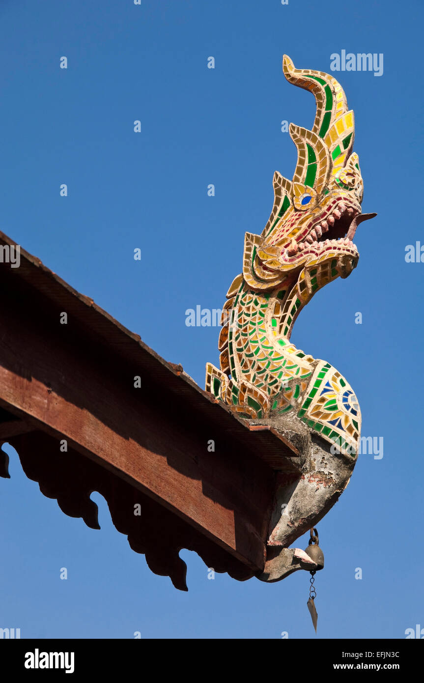 Vista verticale della decorazione del tetto a Wat Chiang Mun, il più antico tempio in Chiang Mai in Thailandia. Foto Stock