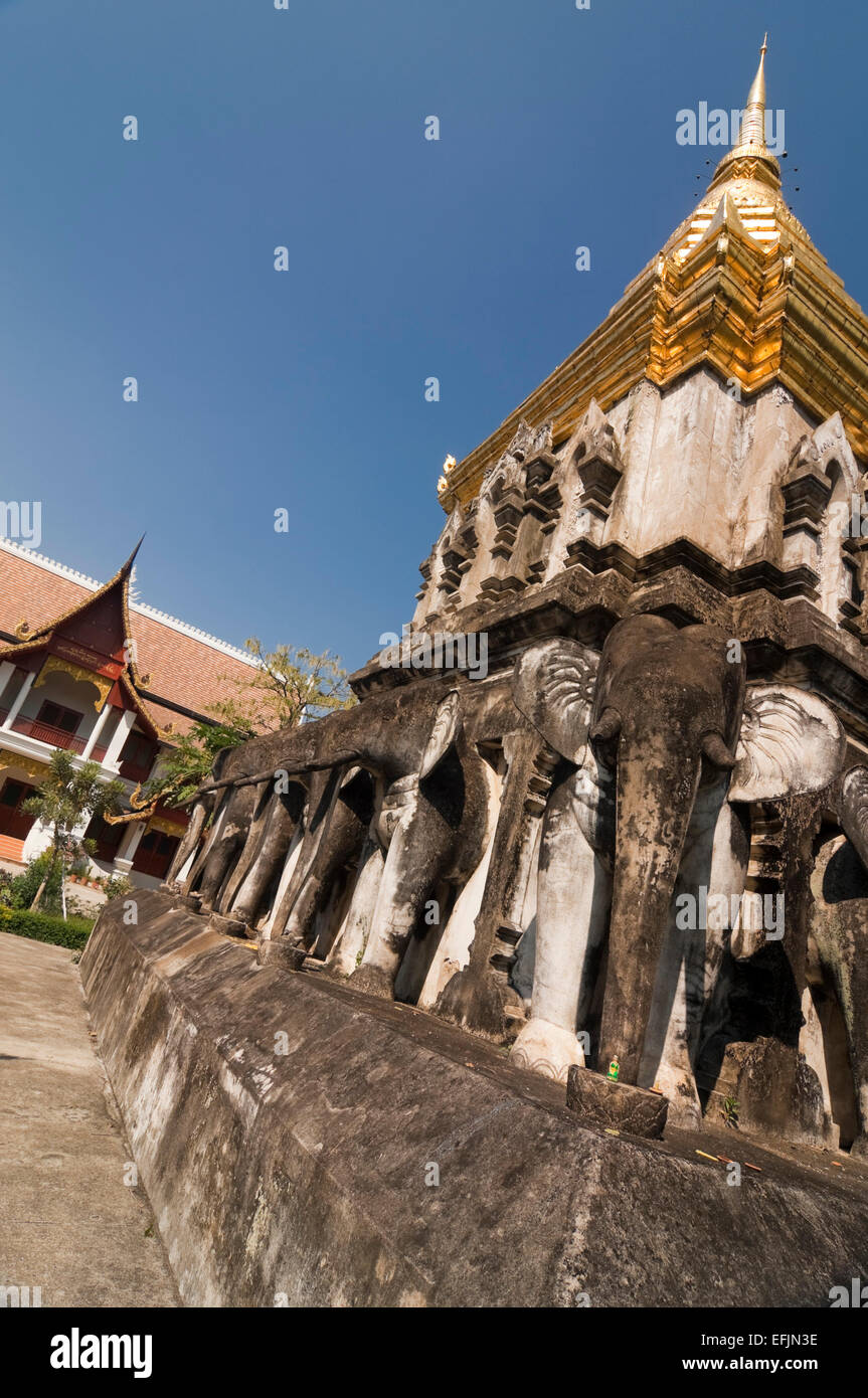 Vista verticale della pietra elefanti sostenere il chedi a Wat Chiang Man in Chiang Mai Thailandia Foto Stock