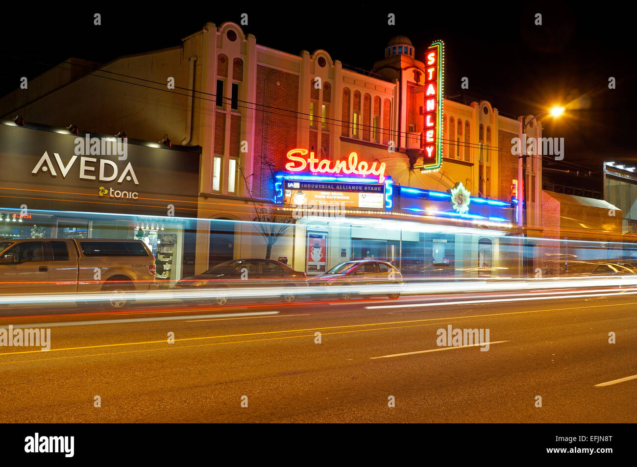 Lo Stanley Theatre su South Granville Street di notte con percorsi per fari, Vancouver, BC, Canada Foto Stock