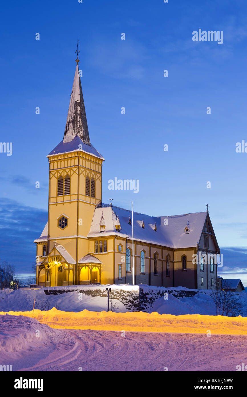 Chiesa di Vagan nella luce della sera, Austvagoya, Lofoten, Nordland, Norvegia Foto Stock