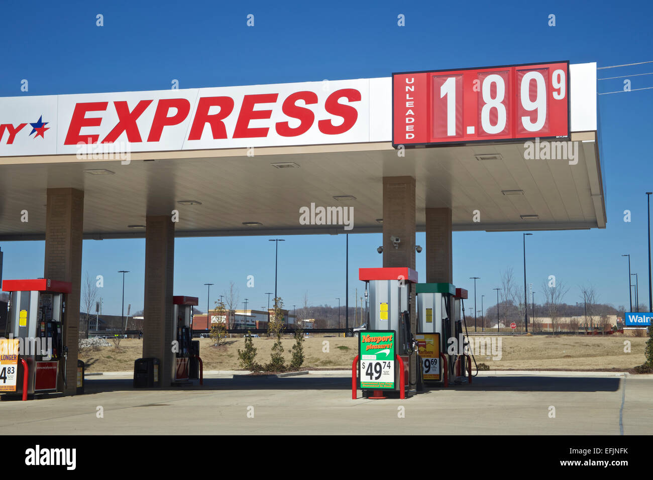Svuotare Walmart Murphy Express stazione gas pompe con prezzo visualizzato. Foto Stock