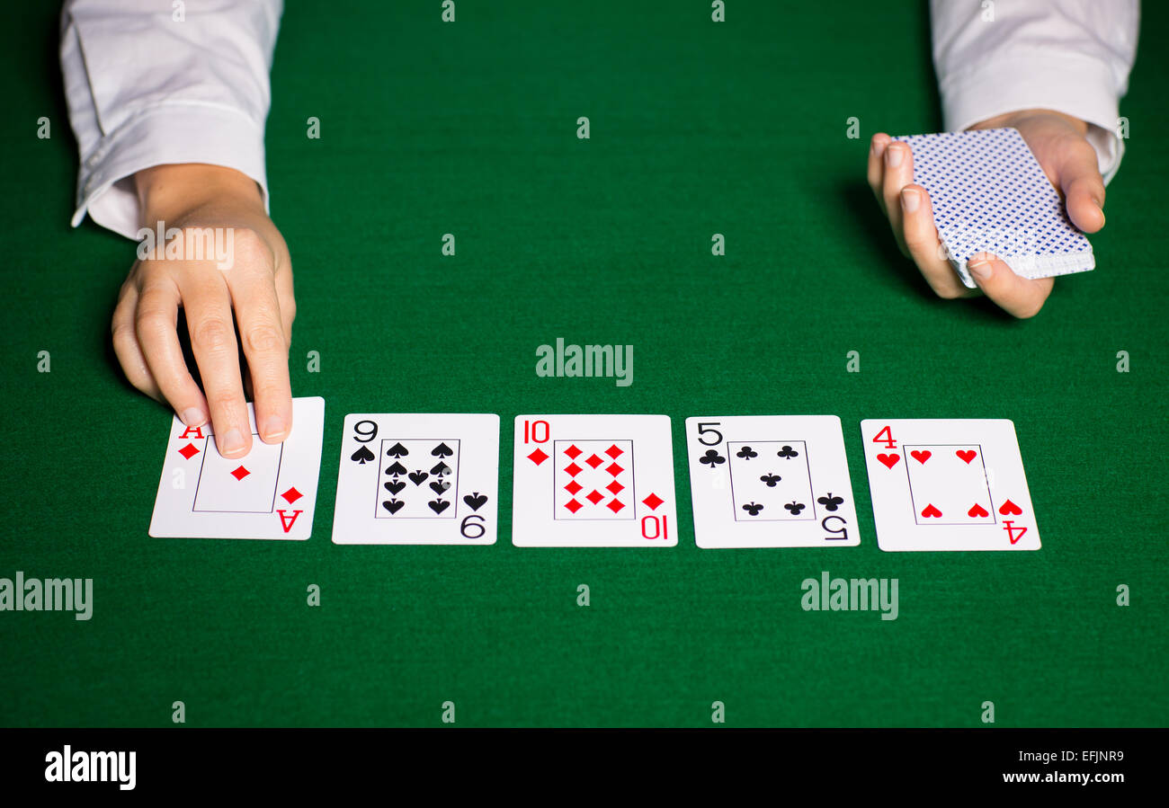 Holdem concessionario con carte da gioco Foto Stock