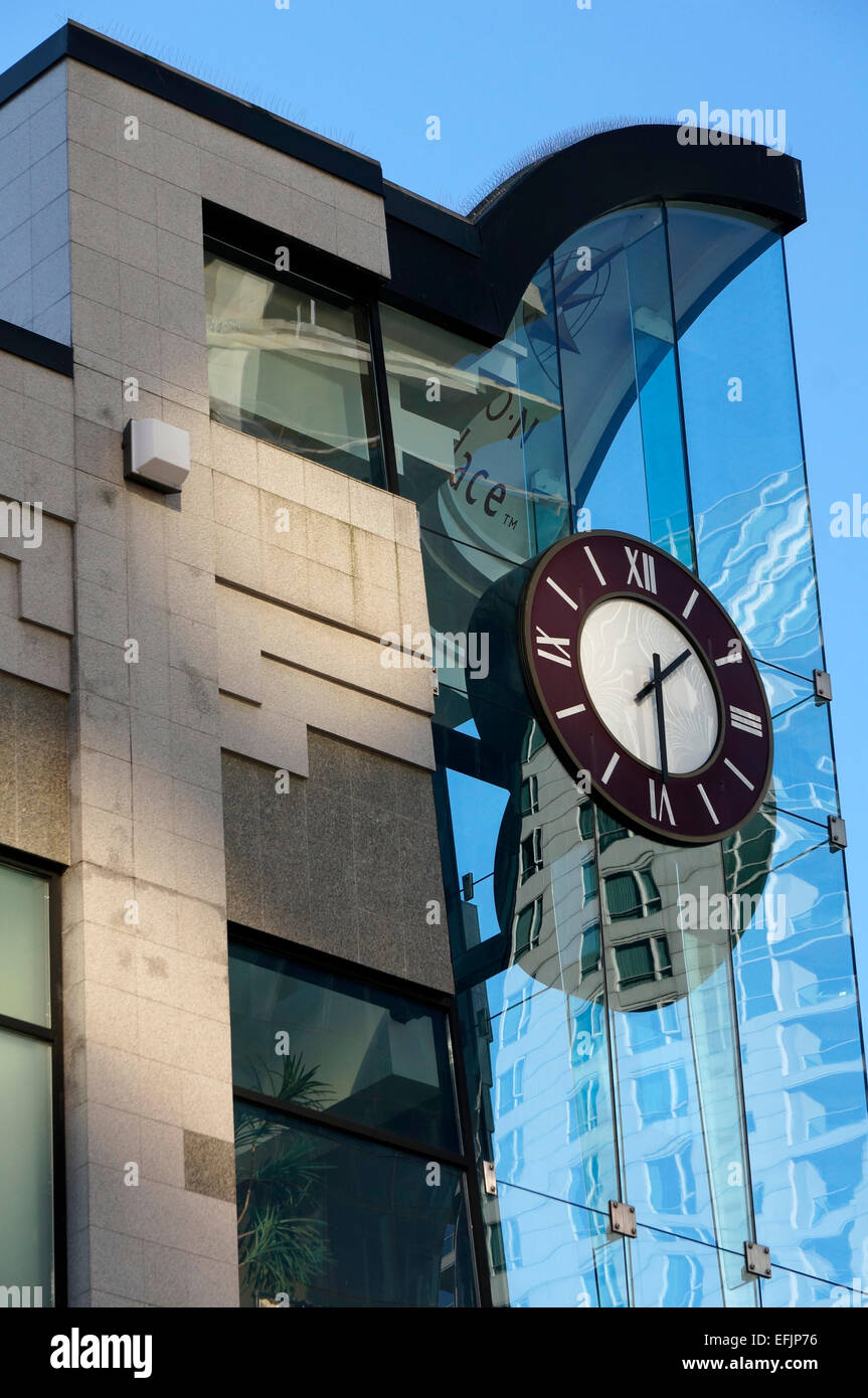 Electricclock all'aperto all'angolo di Robson e Thurlow strade nel centro cittadino di Vancouver, BC, Canada Foto Stock