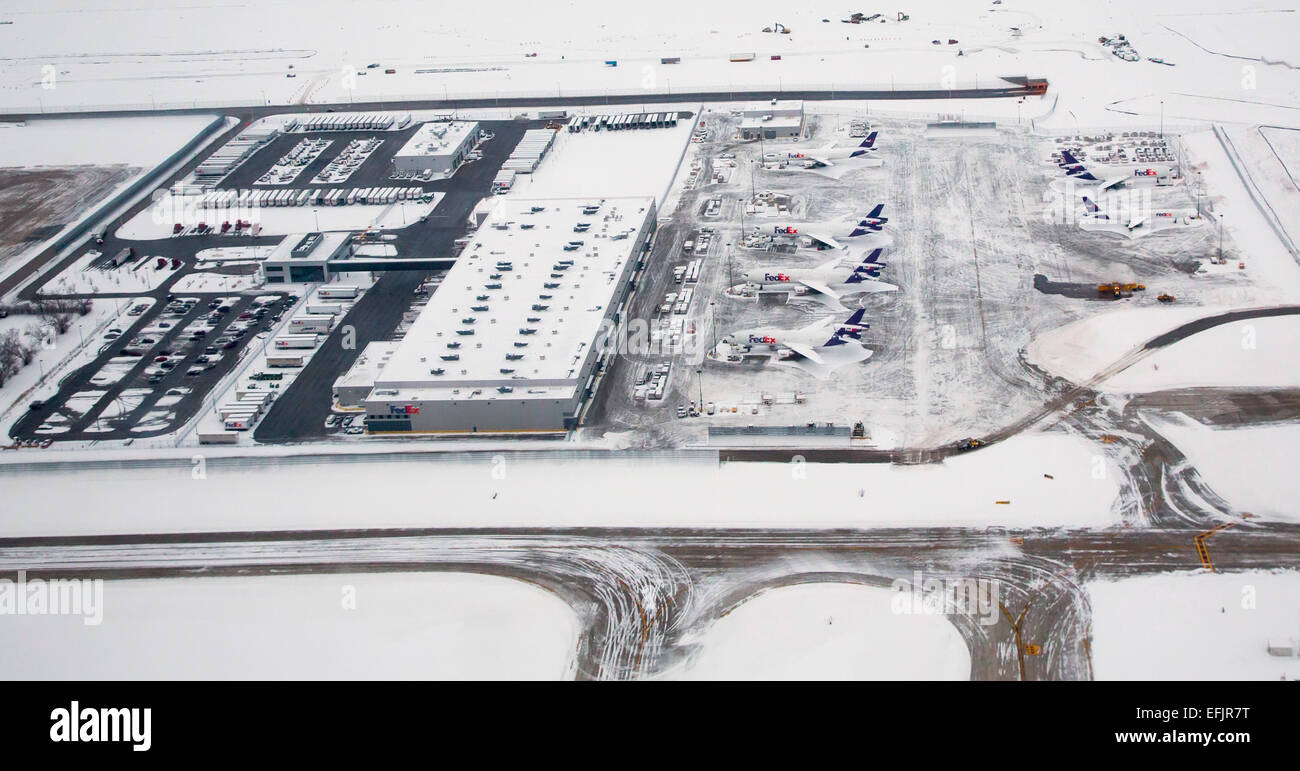 Chicago, Illinois - FedEx getti sul terreno presso la sede di scalo merci dell'Aeroporto Internazionale O'Hare. Foto Stock