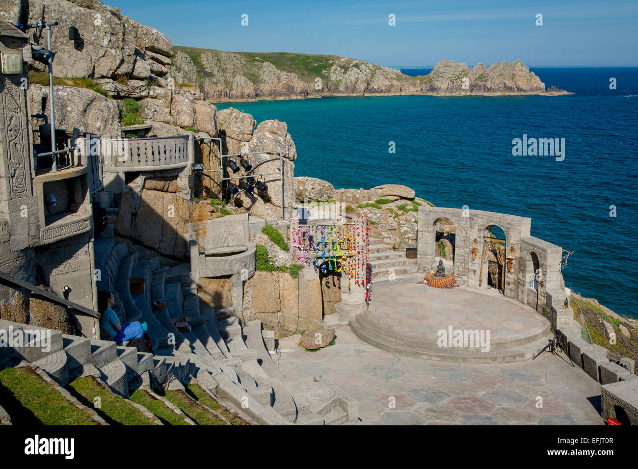 Terrazzamenti posti a sedere presso il Teatro Minack - scavate nella clffs affacciato Porthcurno Cove, Cornwall, Inghilterra Foto Stock