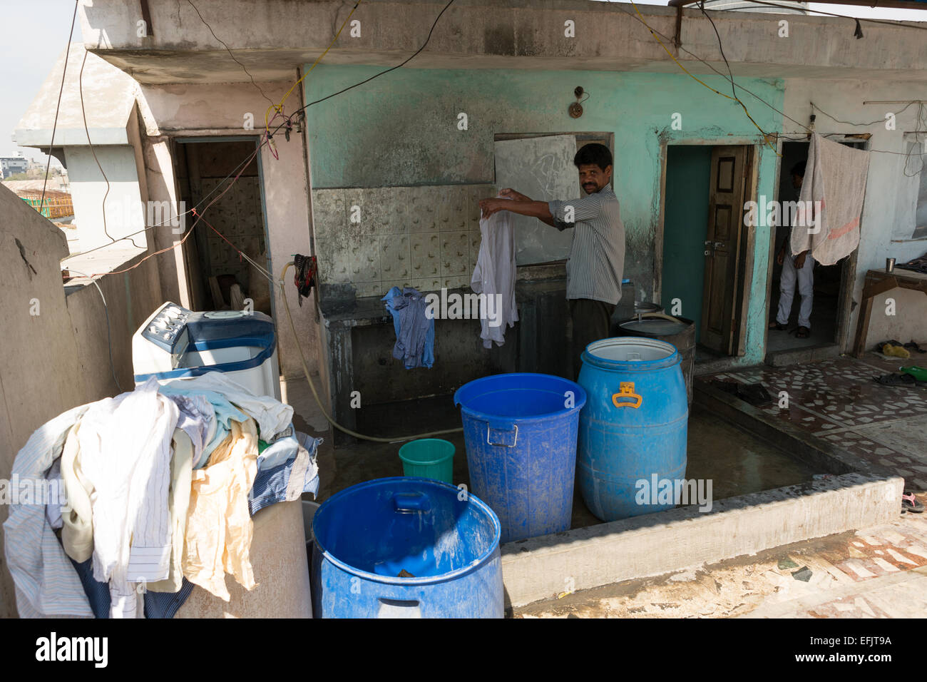 Indian uomo abiti di lavaggio su un tetto Foto Stock