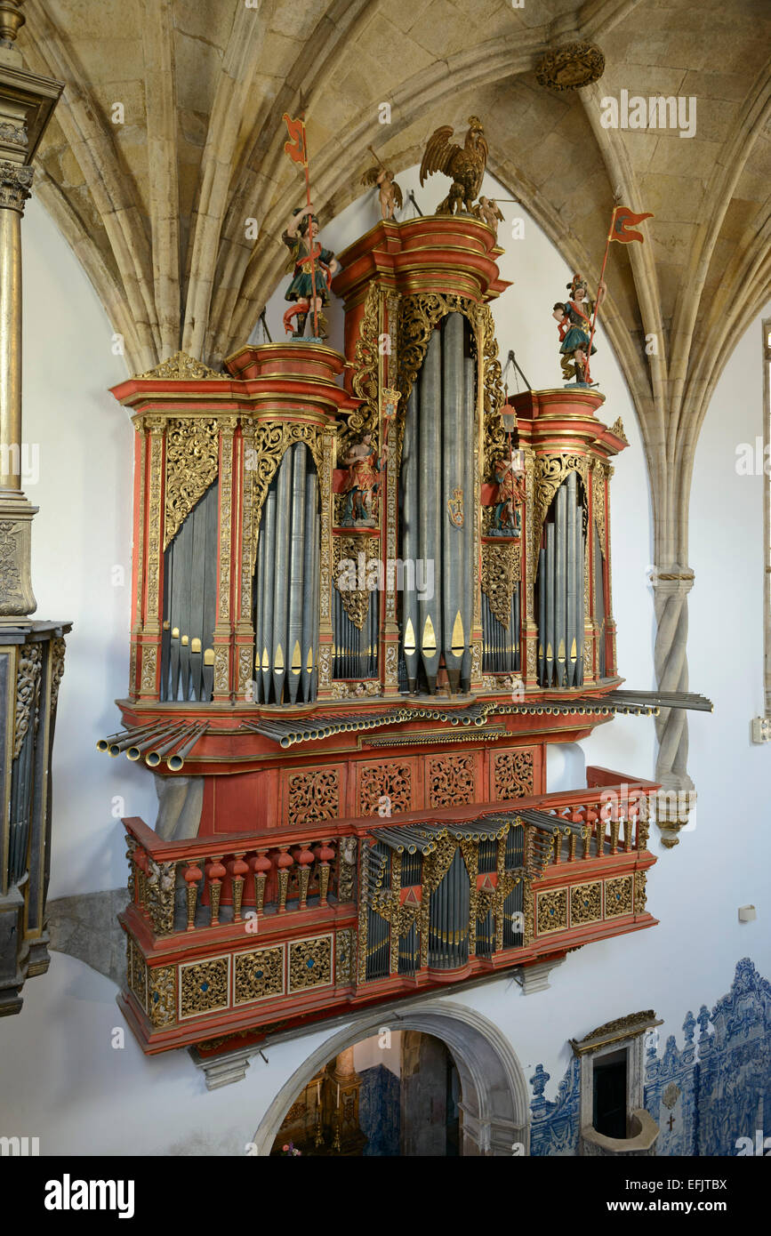Il XVIII secolo in stile barocco organo della tubazione a Igreja de Santa Cruz chiesa di Coimbra, Portogallo Foto Stock