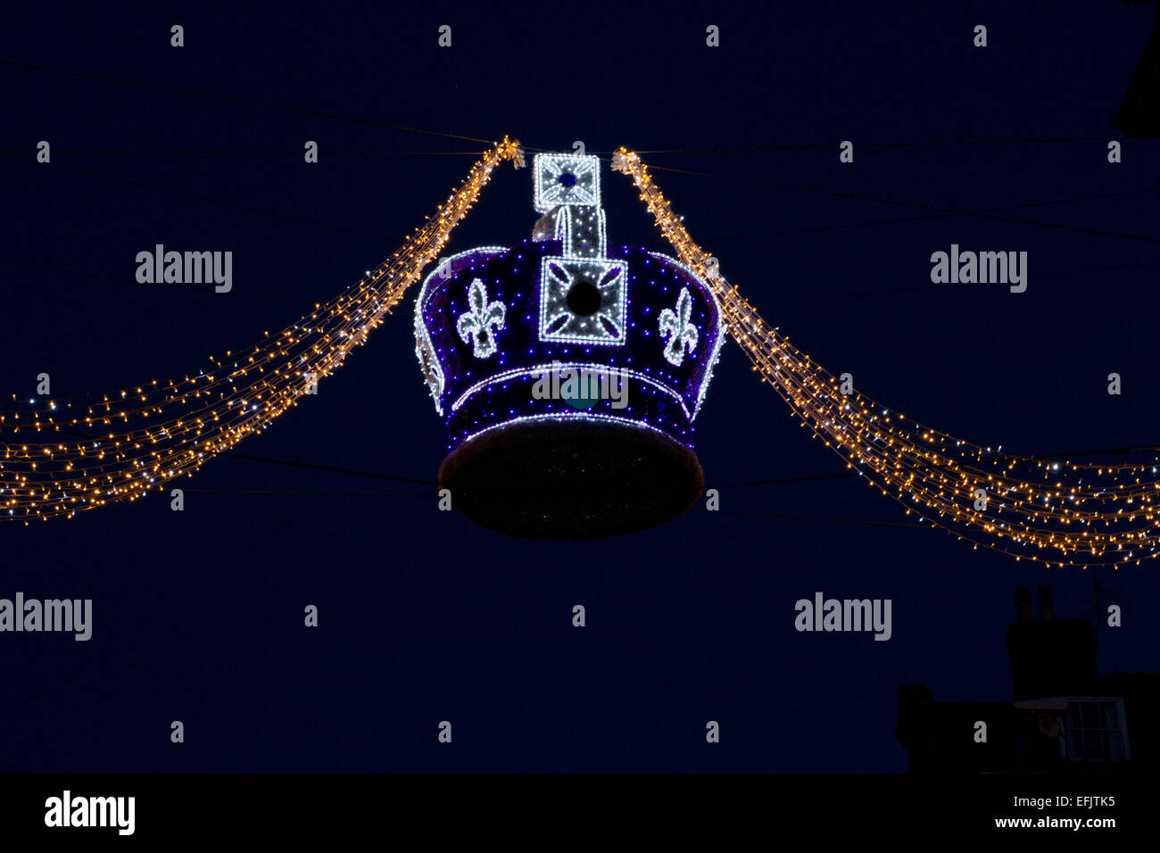 Una corona di colore viola decorato con luci di Natale infilate attraverso Peascod Street, nelle vicinanze del Castello di Windsor, Berkshire, Inghilterra nel gennaio Foto Stock