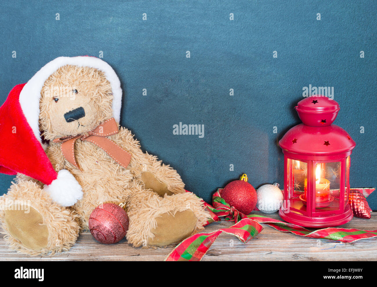Decorazione di natale con old bear, palle e lampada Foto Stock