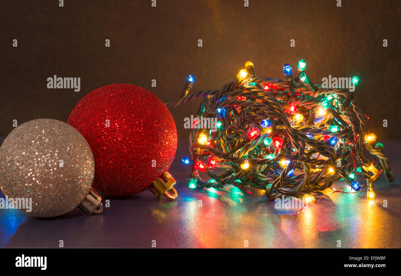 Colorate luci di Natale e baubles lucido Foto Stock