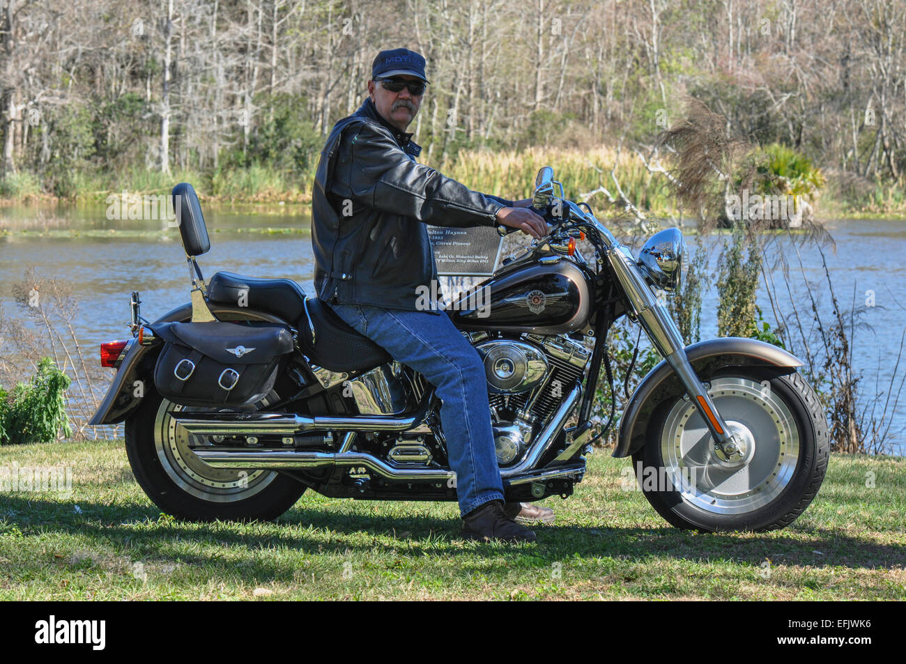 Un uomo godendo di un giro sul suo 2004 coda morbida Fatboy Harley Davidson Moto Foto Stock