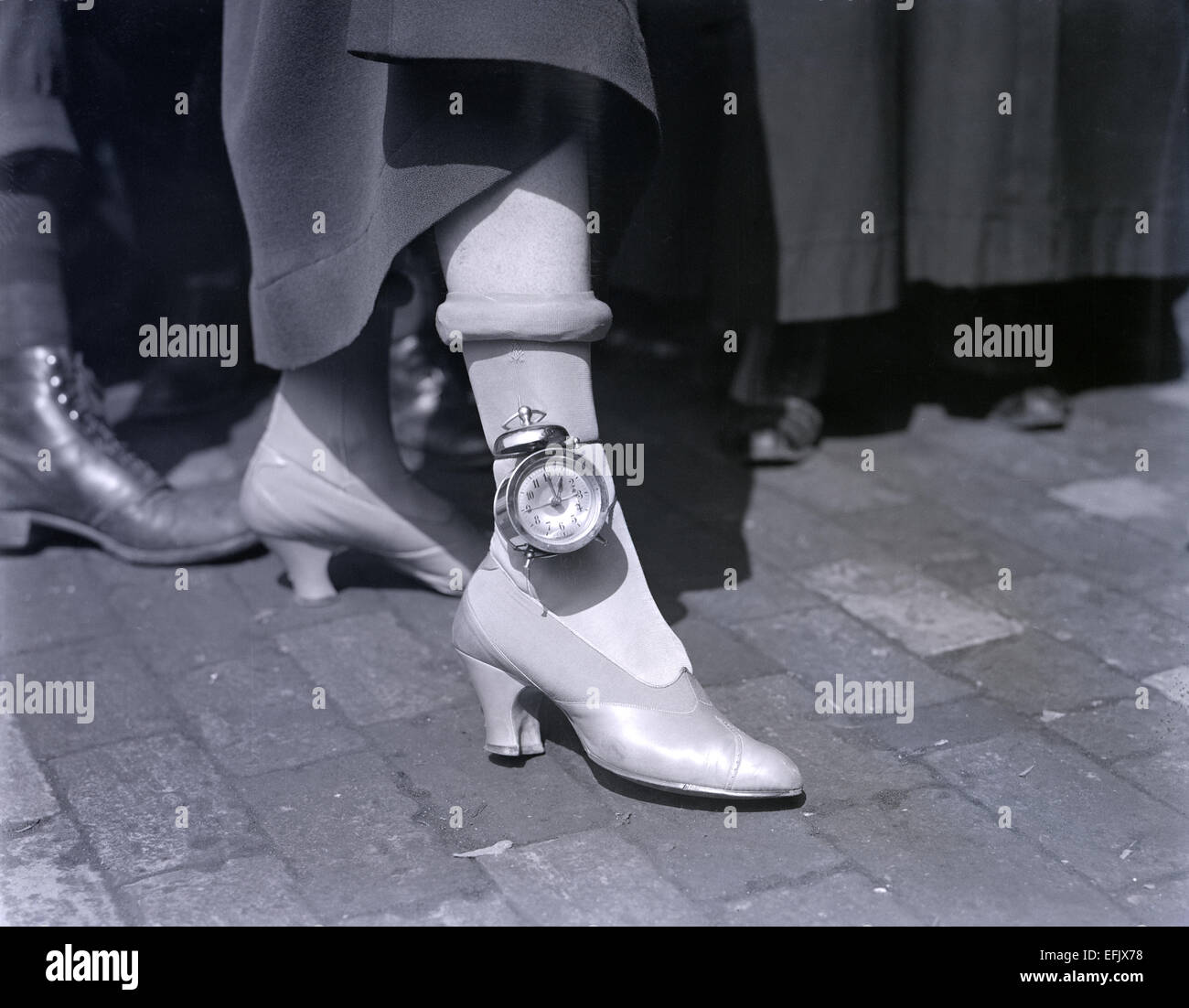 Antique 1915 fotografia, 'le ultimissime Fad " è la caviglia sveglie per le donne, STATI UNITI D'AMERICA. Foto Stock